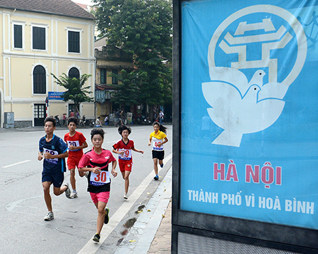 《新河内报》2015年第42届“向往和平”田径公开赛吸引1520个单位的13.1677万人参加。