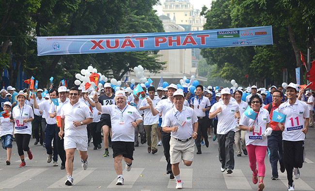 与会代表和国际朋友参加田径公开赛决赛。