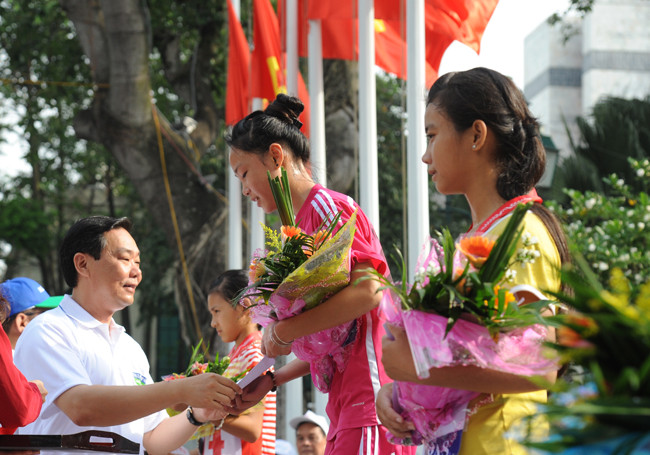 出色运动员获表彰。 （完）