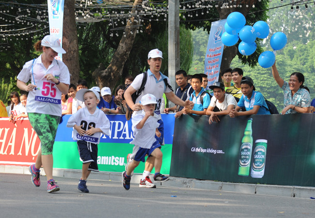 许多旅居越南外国家庭参加公开赛，有助于向国际朋友推介首都河内的形象。
