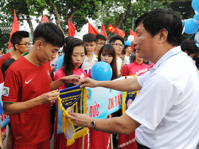 组委会向参赛元动员授予留念旗。