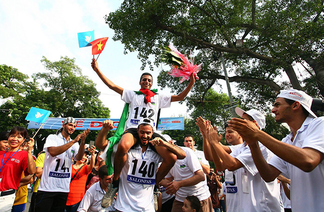 巴勒斯坦选手打鼓庆祝胜利。