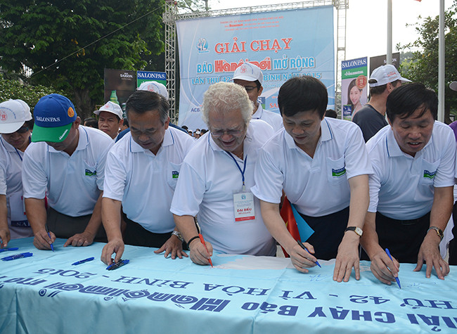 各位代表及国际朋友在和平旗上留言签字。