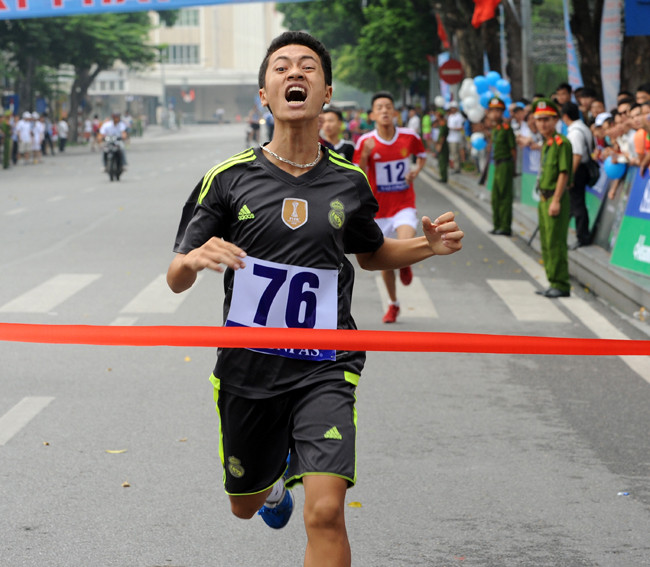 陶进山运动员抵达目的的时刻。