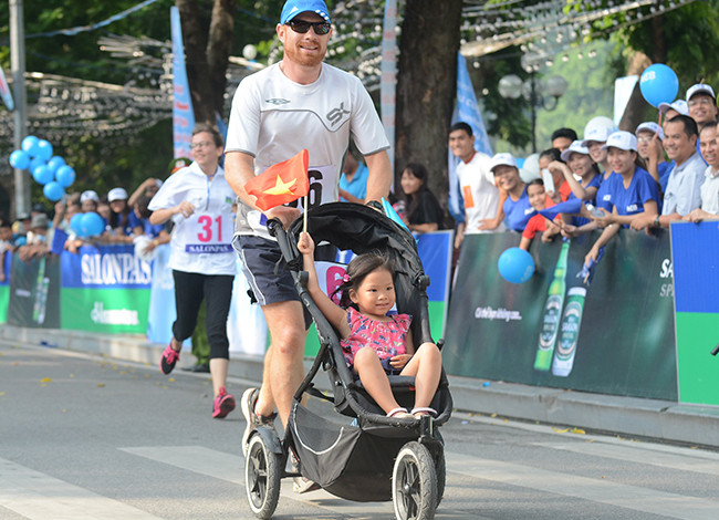 许多旅居越南外国家庭参加公开赛，有助于向国际朋友推介首都河内的形象。