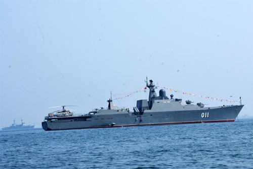 在阅兵式上的越南011丁先皇号导弹护卫舰。（图片来源：越南《人民军队报》）