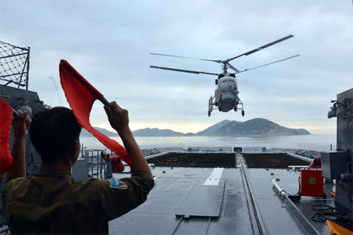直升机降落在丁先皇号军舰上。（图片来源：越南《人民军队报》）