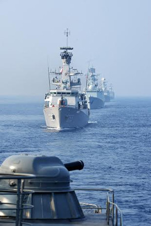 各国海军舰排成队进行阅兵式。（图片来源：越南《人民军队报》）