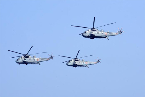 在阅兵式上的印度海军直升机。（图片来源：越南《人民军队报》）