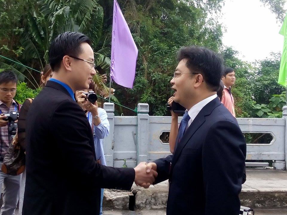 越南共青团广宁省委副书记黄文海（右）会见中国共青团安徽省委副书记李国阳（图片来源：越通社）