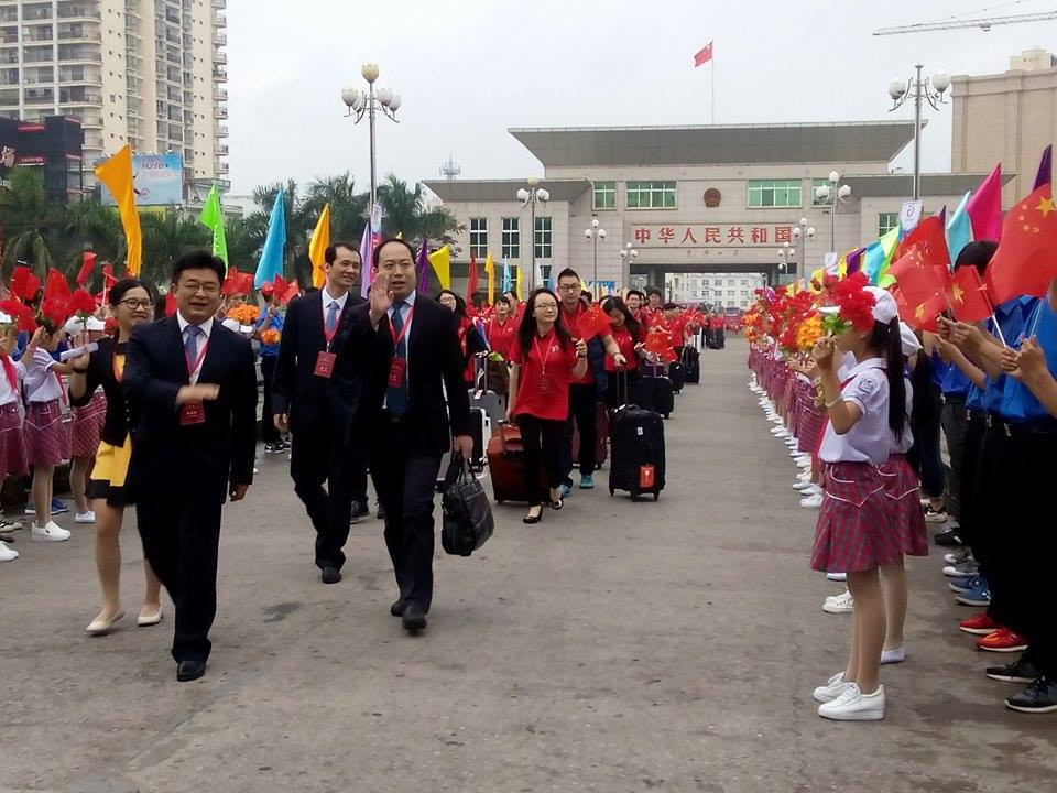 在11月7日7时，199名中国青年已入境越南广宁省芒街国际口岸，同入境越南老街和谅山的706名中国青年代表共同参加第三届越中青年大联欢。（图片来源：越通社）