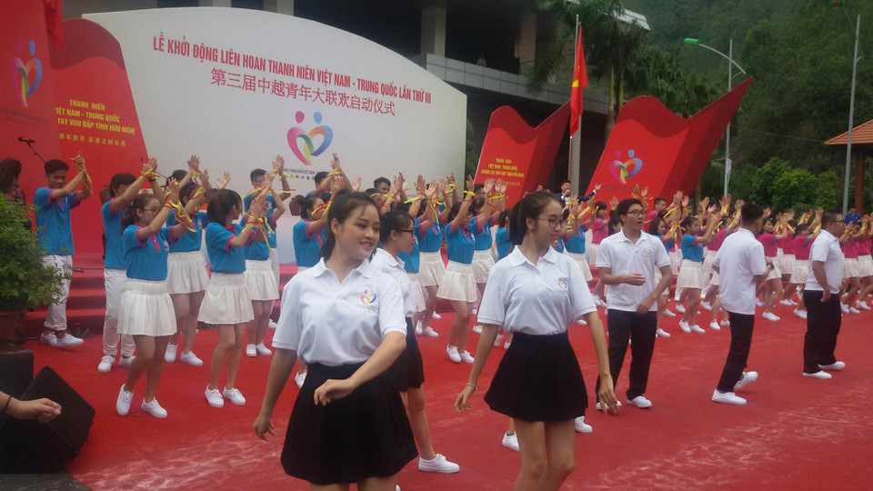 热闹非凡的表演节目（图片来源：越通社）