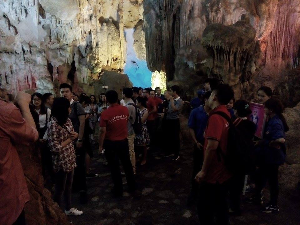 代表们参观天宫洞（图片来源：越通社）