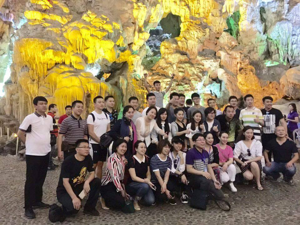 越中青年在天宫洞里合影留念（图片来源：越通社）