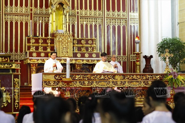 富涯教堂举行的圣事仪式（图片来源：越通社）