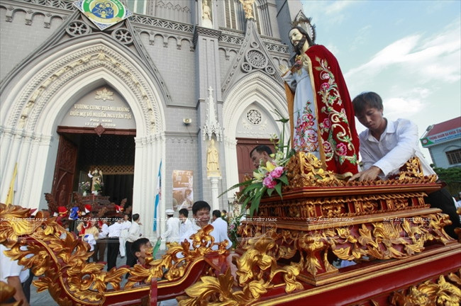 富涯教民准备游神节（图片来源：越通社）