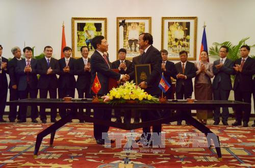 越柬经济、文化与科技混合委员会第15次会议结束前，范平明与布拉索昆签署会议纪要。（图片来源：越通社）