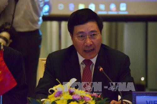 越南政府副总理兼外长范平明在会上致辞。（图片来源：越通社）