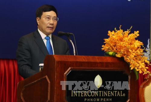 越南政府副总理兼外长范平明在第9次越柬边境省合作与发展会议上致辞。（图片来源：越通社）