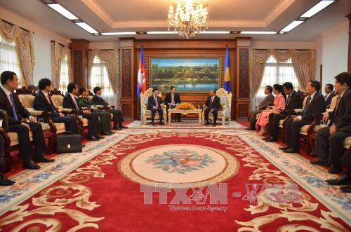 越南政府副总理兼外交部长范平明3月15日上午拜会柬埔寨国会主席韩桑林。（图片来源：越通社）