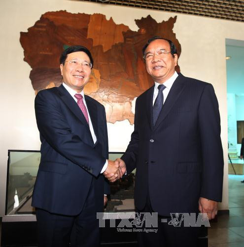 越南政府副总理兼外长范平明同柬埔寨国务兼外交国际合作部大臣布拉索昆。（图片来源：越通社）