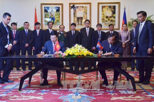 越柬经济、文化与科技混合委员会第15次会议纪要签字仪式全景。（图片来源：越通社）