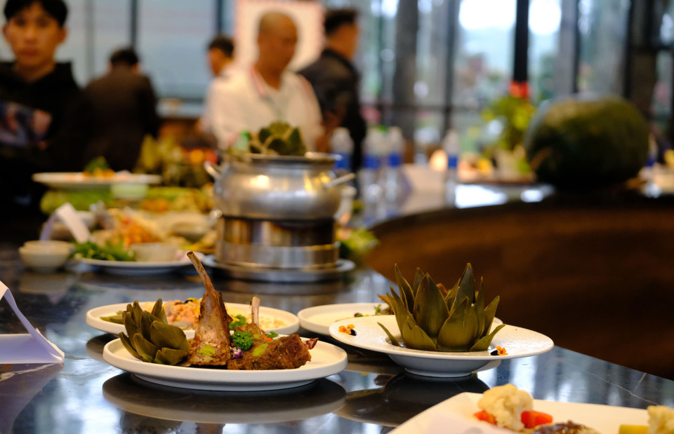 获得评分后的佳肴得以展示，以争取创越南记录。图自 越通社