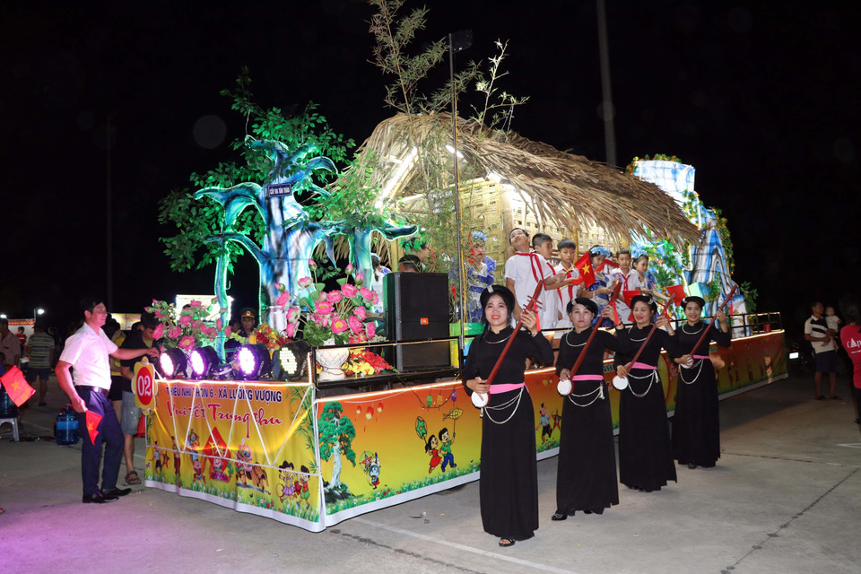 以村亭和榕树造型的灯笼带有浓郁的民间气息。图自 越通社