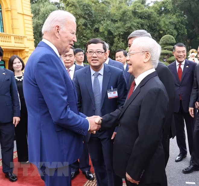 越共中央总书记阮富仲为美国总统乔•拜登举行欢迎仪式。图自越通社