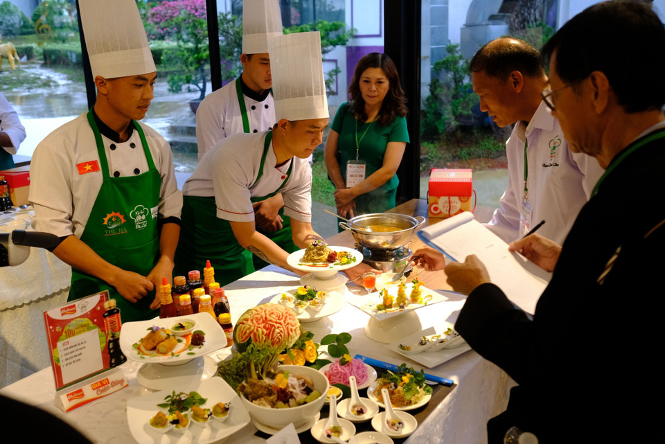 评委会向最美味的菊苣佳肴颁发奖项。图自 越通社