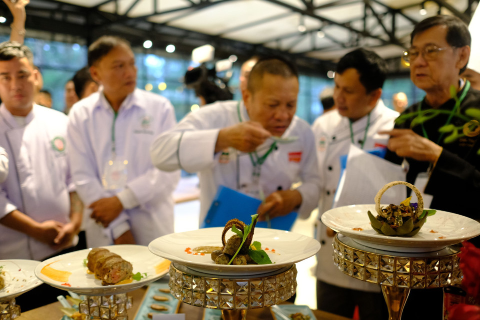 评委会向最美味的菊苣佳肴颁发奖项。图自 越通社