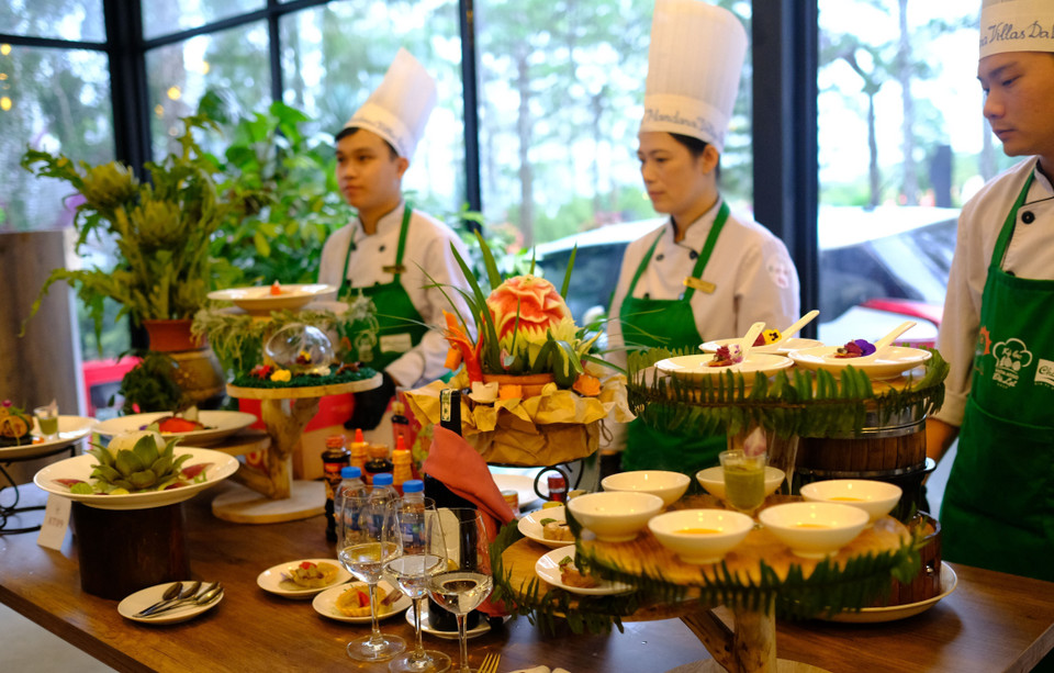 以菊苣为食料的美味菜肴。图自 越通社