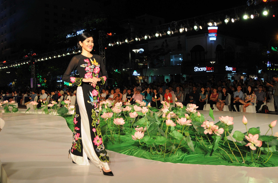 奥戴走秀。（图片来源：越通社）