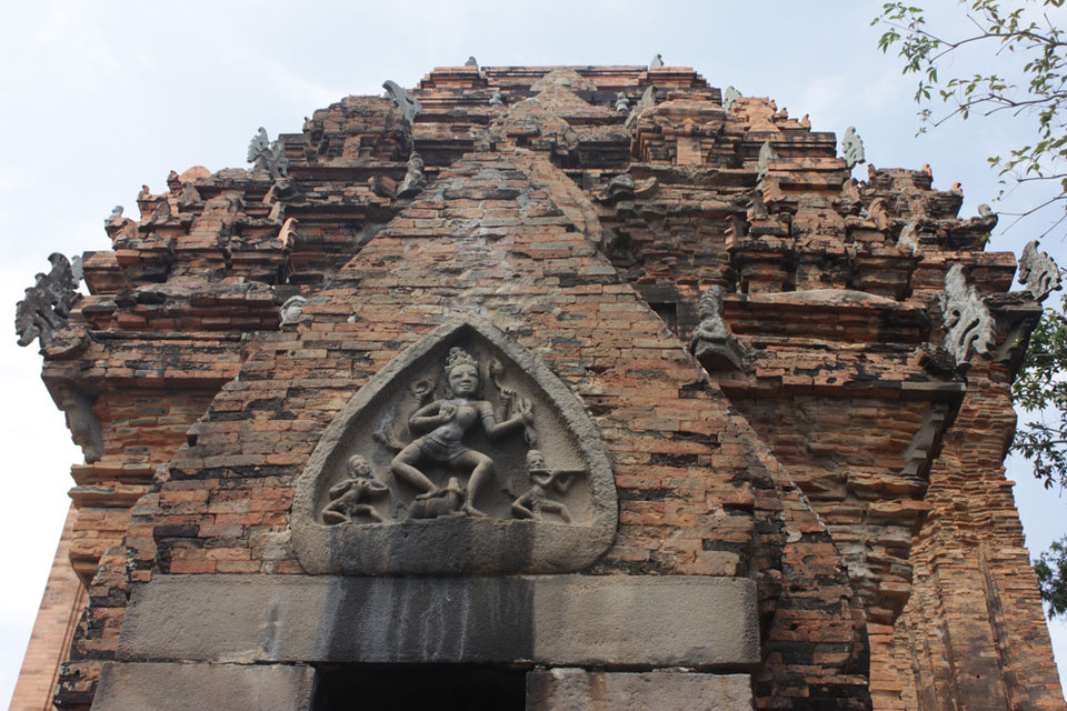 充满占族文化色彩的建筑（图片来源：越共电子报）