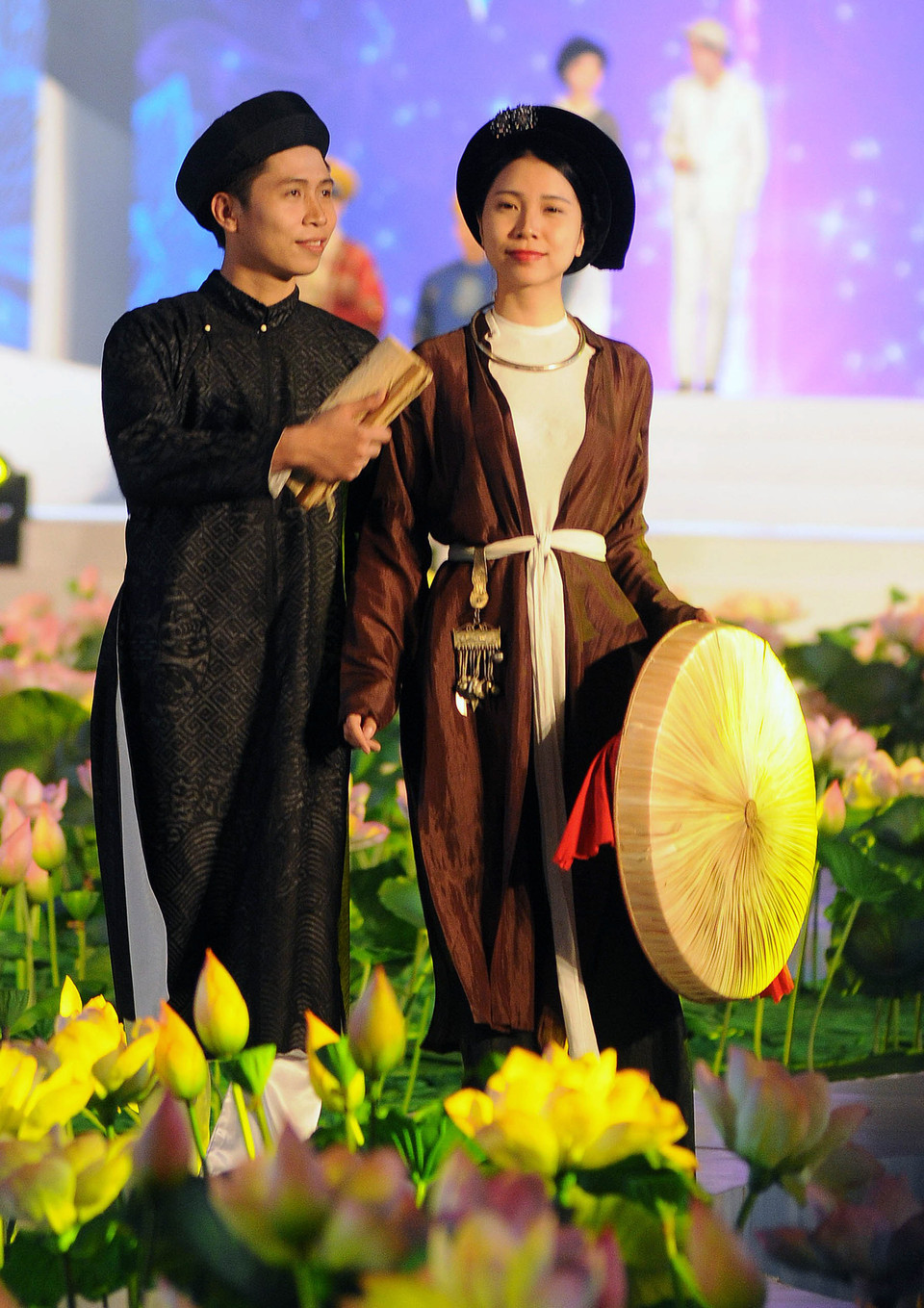 题为“越南奥黛精致”的表演节目给当场观众献上一场精彩绝伦的时装秀（图片来源：越通社）