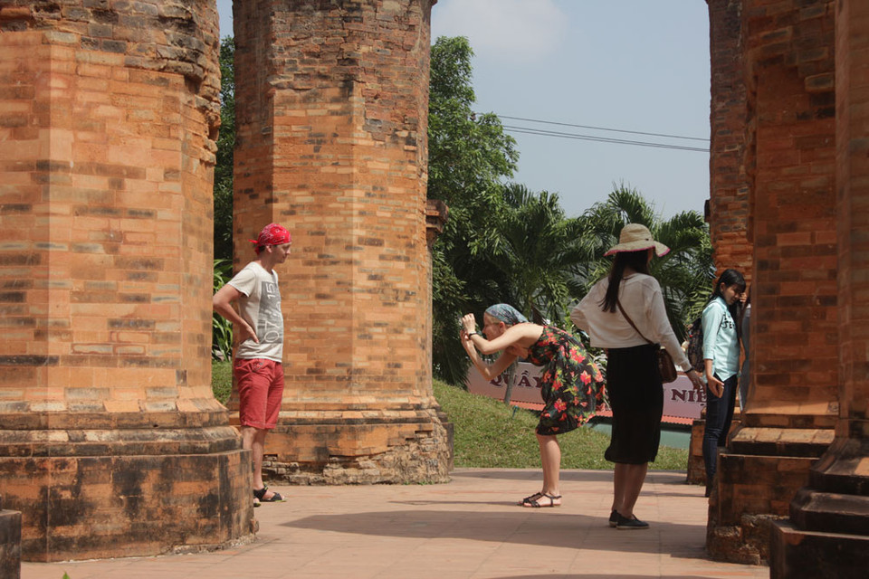 参观婆那加塔的国外游客（图片来源：越共电子报）