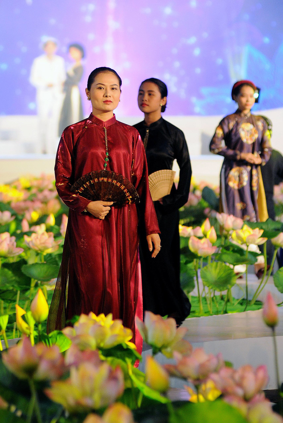 模特为观众带来不同历史阶段的奥戴特色（图片来源：越通社）