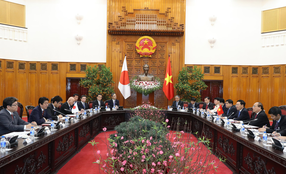 阮春福总理与日本首相安倍晋三举行会谈。