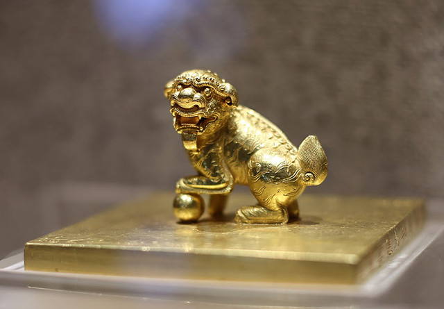 阮朝的宝物——阮王永镇之宝大越国黄金印章。