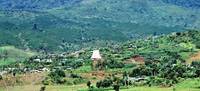龙屋一般建在村寨中心（图片来源：越通社）