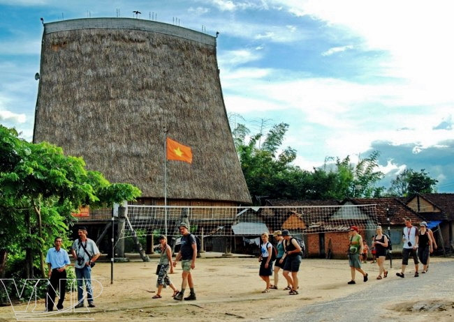 参观昆嵩省村寨的国际游客（图片来源：越通社）