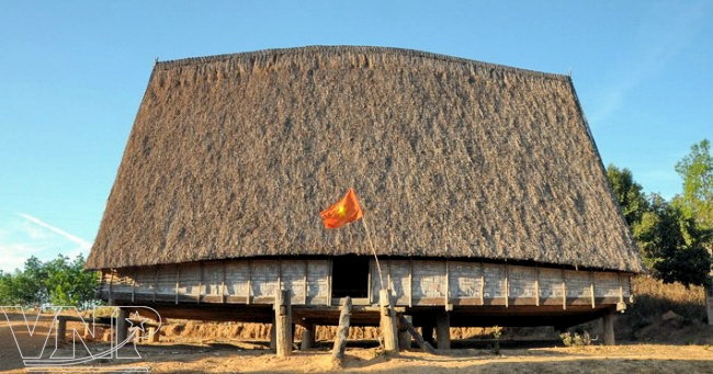 修筑龙屋的主要材料是竹、木、叶、茅草等（图片来源：越通社）