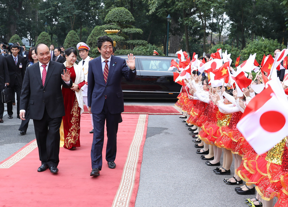 阮春福总理与夫人迎接日本首相安倍晋三与夫人。