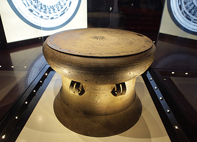 于1937年在河内市富川县黄夏村发现的黄夏铜鼓体现了青铜铸造术高峰。