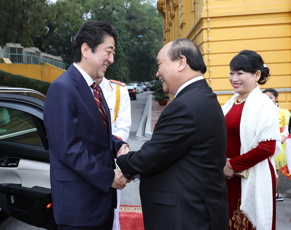 阮春福总理与夫人迎接日本首相安倍晋三与夫人。