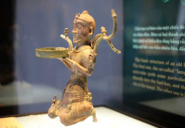 人跪型的铜灯。