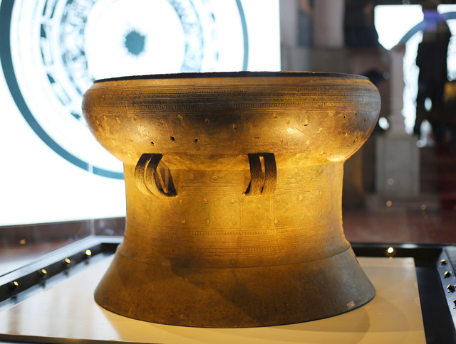 于1937年在河内市富川县黄夏村发现的黄夏铜鼓体现了青铜铸造术高峰。