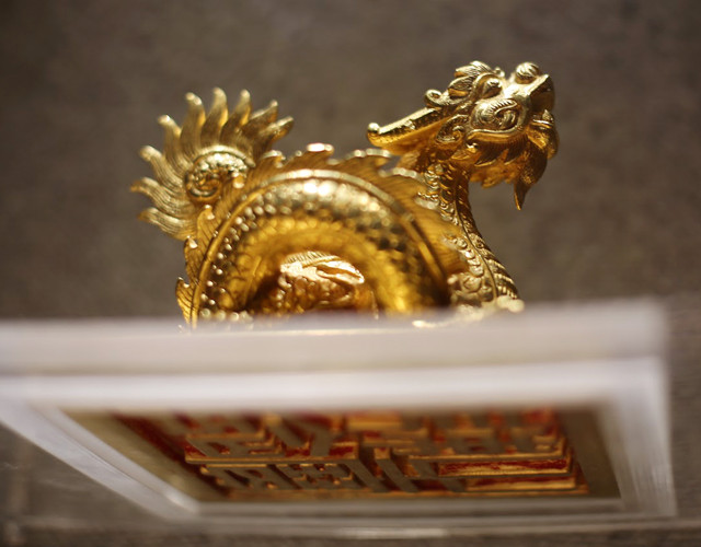 铸造于1827年，在明命帝时期的色命之宝黄金印章，重量为8.3公斤。