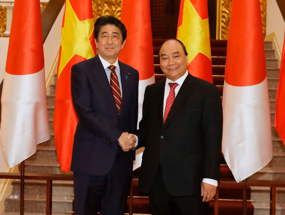阮春福总理与日本首相安倍晋三。