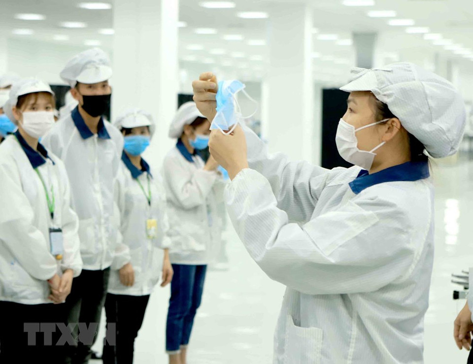 Compal公司引导员工佩戴口罩，提高防疫意识。越通社记者 黄雄 摄